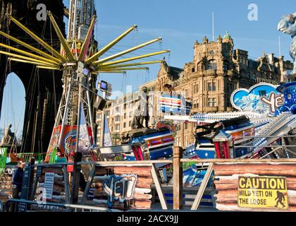 Yeti et Star Flyer manèges forains. Marché de Noël d'Édimbourg et juste. Magasin Jenners sur Princes Street en arrière-plan. L'Ecosse Banque D'Images