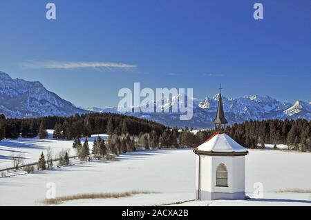 Chapelle à Hergratsrieder voir en hiver avec les Alpes d'Allgäu, à Füssen à Forggensee, Allgäu, Ostallgäu, Bavière, Allemagne Banque D'Images