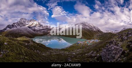 Vue panoramique sur le lac Gokyo Gokyo, village, sommet Gokyo Ri et le col Renjo La dans la distance Banque D'Images