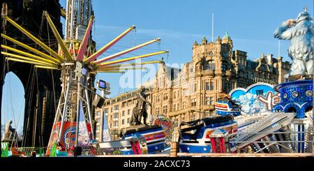 Yeti et Star Flyer manèges forains. Marché de Noël d'Édimbourg et juste. Magasin Jenners sur Princes Street en arrière-plan. L'Ecosse Banque D'Images