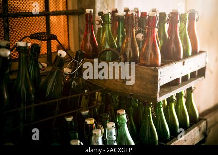 Vieux les bouteilles de bière dans une caisse en bois Banque D'Images