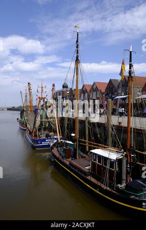 Neuharlingersiel avec port, plage et centre-ville historique, Frise orientale, Basse-Saxe, Allemagne Banque D'Images