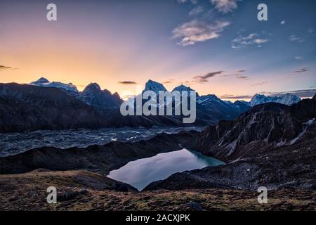 Vue Aérienne Vue panoramique sur 2ème Lac Gokyo Ngozumpa glacier, et le lever du soleil derrière Mt. Everest, Mt. Le Cholatse, Mt. Taboche et Mt. Tamserku dans la distance Banque D'Images