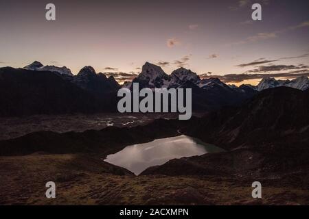 Vue Aérienne Vue panoramique sur 2ème Lac Gokyo et Ngozumpa glacier avant le lever du soleil, Mt. Everest, Mt. Le Cholatse, Mt. Taboche et Mt. Tamserku dans la distance Banque D'Images