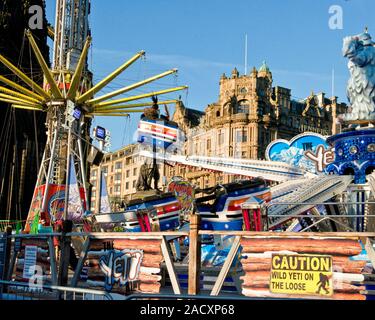 Yeti et Star Flyer manèges forains. Marché de Noël d'Édimbourg et juste. Magasin Jenners sur Princes Street en arrière-plan. L'Ecosse Banque D'Images