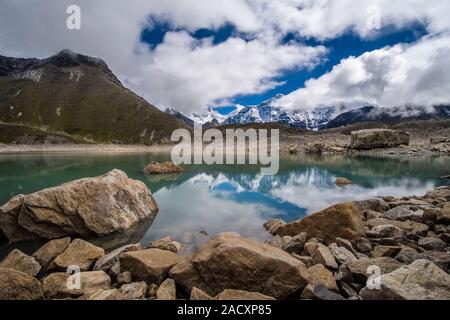 Vue sur Lac Gokyo 5e au nord, Mt. Gyazung Kang couvertes par les nuages de mousson dans la distance Banque D'Images