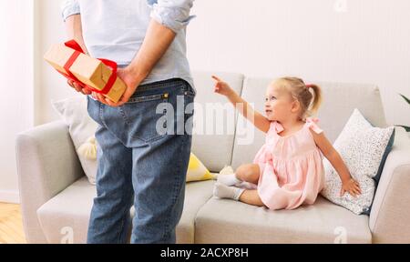 Papa présent pour se cacher derrière son dos fille Banque D'Images