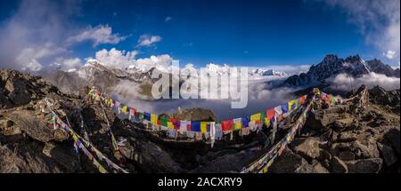 Vue panoramique sur le lac Gokyo Gokyo Ri du sommet avec des drapeaux de prière tibetains, regardant vers le sud, les nuages de mousson déménagement dans Banque D'Images