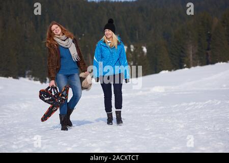 Les amis de belle journée d'hiver ont promenade détendue sur la neige Banque D'Images