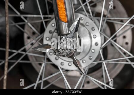 Close up sur moto roue avec la partie du crâne. Banque D'Images