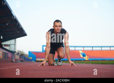 Conception de pixelated sprinter femme laissant starting-blocks Banque D'Images