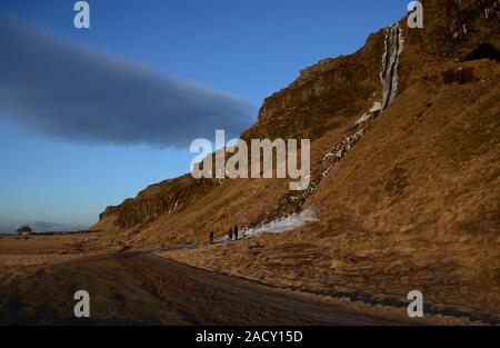 Vue de l'intérieur du cascade de Seljalandsfoss en Islande Banque D'Images