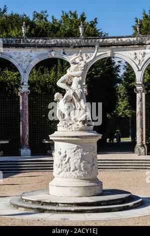 Un groupe sculpté de François Girardon, l'enlèvement de Proserpine de Pluton, dans le bosquet de la colonnade du Palais de Versailles Gardens Banque D'Images