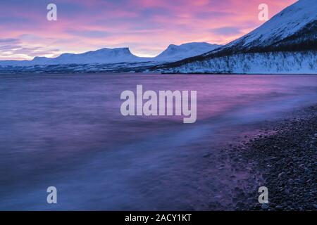 L'humeur du matin, le lac Tornetraesk et Lapporten, Laponie, Suède Banque D'Images