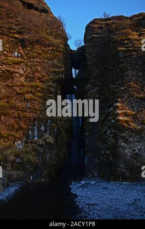 Vue de l'intérieur du cascade de Seljalandsfoss en Islande Banque D'Images