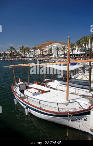 Bateaux de pêche dans le port de Fornells village, à l'île de Menorca, Baléares, Espagne Banque D'Images