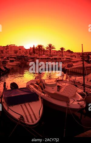 Coucher de soleil sur le bateaux de plaisance dans le port de plaisance de Cala'n Bosch, à l'île de Menorca, Baléares, Espagne Banque D'Images