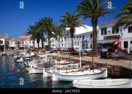 Bateaux de pêche dans le port de Fornells village, à l'île de Menorca, Baléares, Espagne Banque D'Images