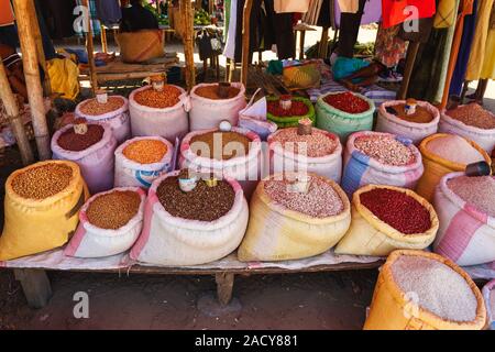 Les impulsions de frais dans des sacs au marché, le café, les haricots, le maïs. Maroantsetra, Madagascar campagne Banque D'Images