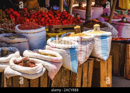 Les impulsions de frais dans des sacs au marché, le café, les haricots, le maïs. Maroantsetra, Madagascar Banque D'Images