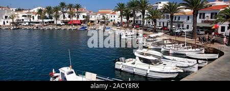 Bateaux de pêche dans le port de Fornells village, à l'île de Menorca, Baléares, Espagne Banque D'Images