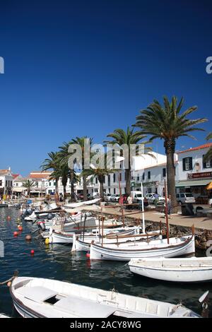 Bateaux de pêche dans le port de Fornells village, à l'île de Menorca, Baléares, Espagne Banque D'Images