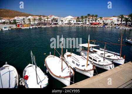 Bateaux de pêche dans le port de Fornells village, à l'île de Menorca, Baléares, Espagne Banque D'Images