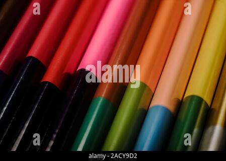 Crayons de couleur sur fond brun crayons multicolores close up Banque D'Images