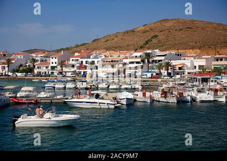 Bateaux de pêche dans le port de Fornells village, à l'île de Menorca, Baléares, Espagne Banque D'Images