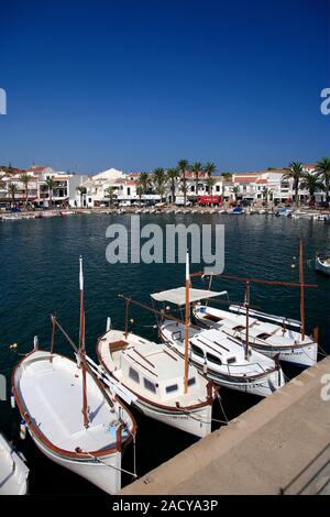 Bateaux de pêche dans le port de Fornells village, à l'île de Menorca, Baléares, Espagne Banque D'Images