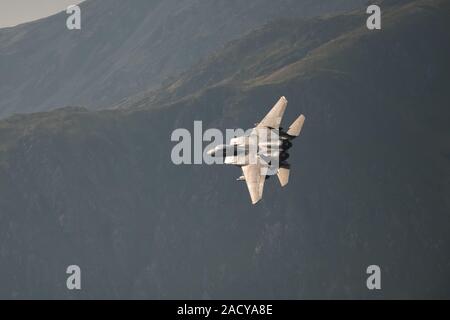F-15 Eagle, USAF Mc Donnell Douglas avion de chasse de bas niveau qui vole de Valley Anglesey à travers la boucle Mach à Cadair Idris Pays de Galles Banque D'Images