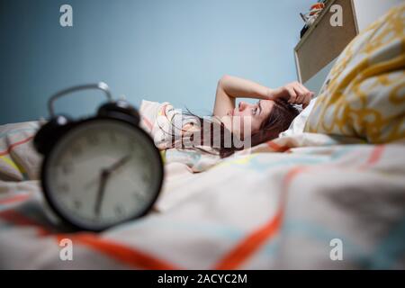 Femme avec l'insomnie de toucher sa tête Banque D'Images