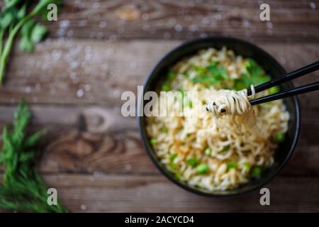 Chow mein : nouilles frites avec du poulet et légumes close-up Vue de dessus horizontale. Banque D'Images