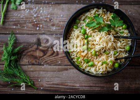 Chow mein : nouilles frites avec du poulet et légumes close-up Vue de dessus horizontale. Banque D'Images