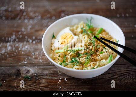 Nouilles asiatiques avec de l'oignon vert et oeuf dur Banque D'Images