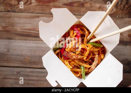 Nouilles asiatiques avec de l'oignon vert et oeuf dur Banque D'Images