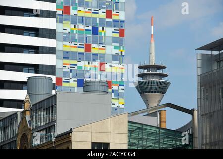 Hôtel Innside (l.) , Rheinturm, et Administratifs Bürogebäude, Speditionsstraße, Düsseldorf, Medienhafen, Nordrhein-Westfalen, Deutschland Banque D'Images