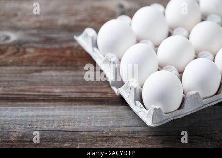 Les oeufs de poule blanche sur la vieille table en bois Banque D'Images