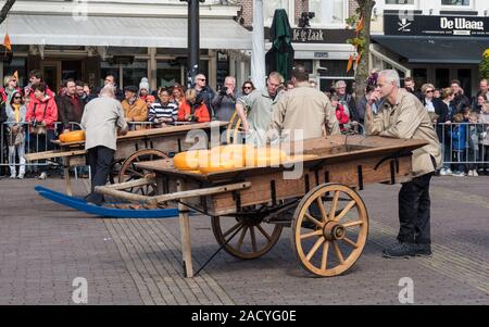 Alkmaar est une ville des Pays-Bas, située dans la province de la Hollande-Méridionale. Alkmaar est bien connu pour son marché traditionnel du fromage. Banque D'Images