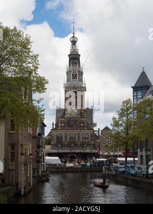 De Waagtoren sur la Waagplein à Alkmaar, une ville aux Pays-Bas, située dans la province de la Hollande-Nord. Banque D'Images