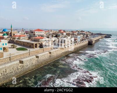 Vue sur les murs de la forteresse ancienne ville d'Akko (Acre) sur la Méditerranée avec la mer et nuages sur fond d'oiseau, Moyen-Orient, Israël Banque D'Images