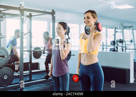 Deux femmes faisant l'entraînement fitness ensemble dans la salle de sport Banque D'Images