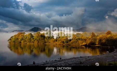 De Derwentwater avec reflets dans l'eau Banque D'Images