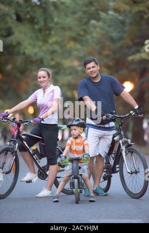 Jeune famille avec des bicyclettes Banque D'Images