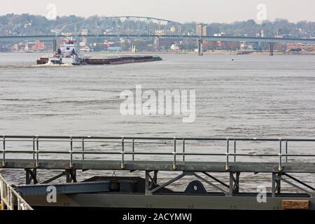 New York City, New York - Un remorqueur pousse barges contenant du maïs et du soja à l'écart de Lock et Dam No 16 sur la partie supérieure du fleuve Mississippi. Banque D'Images