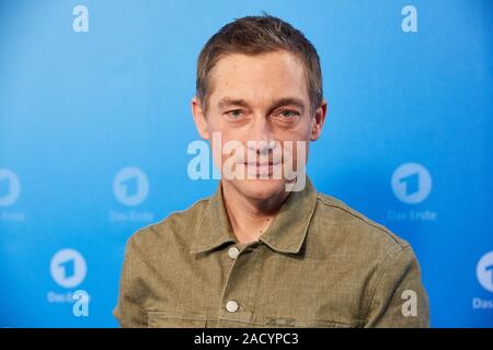 Hambourg, Allemagne. 06Th Dec, 2019. Volker Bruch, acteur, est monté sur un mur à logo une séance photo à l'occasion de l'ARD de la conférence de presse annuelle. Credit : Georg Wendt/dpa/Alamy Live News Banque D'Images