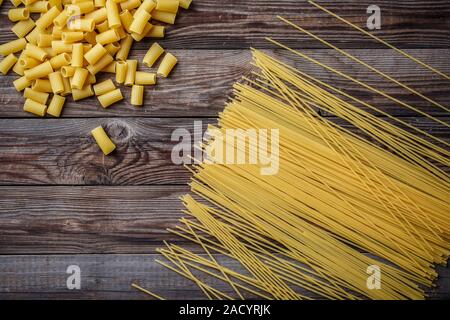 Portrait de matières premières, les pâtes italiennes faites maison, spaghetti, macaroni fettucine et Banque D'Images