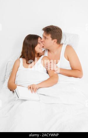 Femme enceinte et son mari reading book Banque D'Images