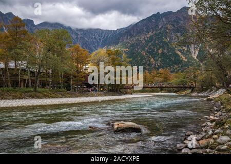 Kamikochi river et les touristes visitant la vallée de Kamikochi pour admirer les couleurs de l'automne. Banque D'Images