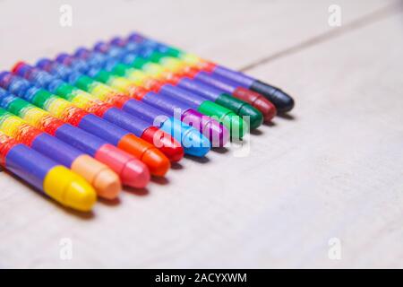 Les crayons de cire sur la table en bois Banque D'Images